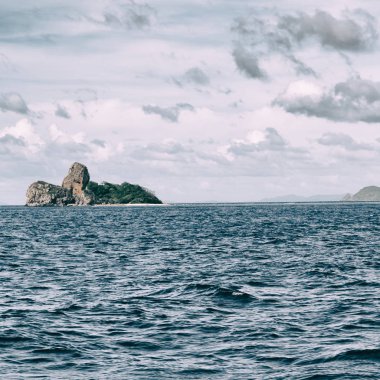   Tekne ve Pasifik Okyanusu görünümünden   