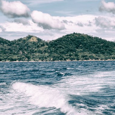   Tekne ve Pasifik Okyanusu görünümünden   