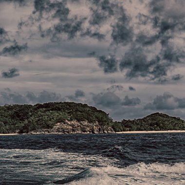   Tekne ve Pasifik Okyanusu görünümünden   