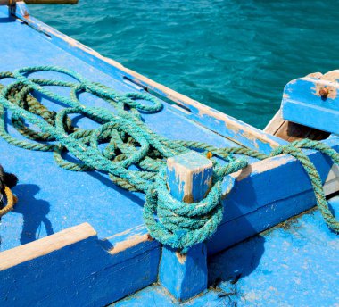 bir tekne ise ada tepeden bakış