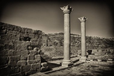  kilise kalıntıları üzerinden anıtların görünümü