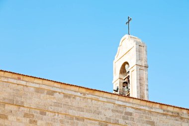   antika Kilisenin çan açık gökyüzünde