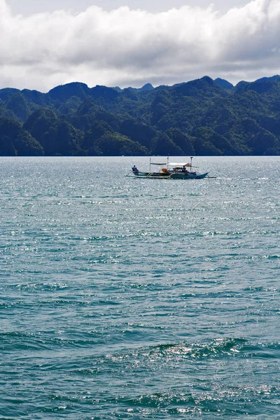 Desde un barco en hermosa costa panorámica mar y roca —  Fotos de Stock