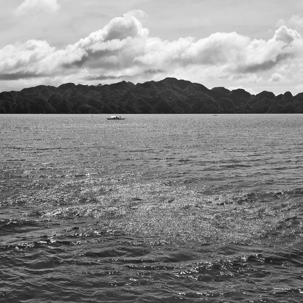 Desde un barco en hermosa costa panorámica mar y roca —  Fotos de Stock