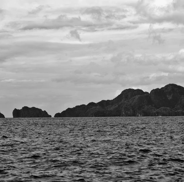 Da una barca in una bellissima costa panoramica mare e roccia — Foto Stock