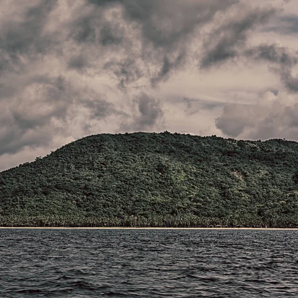 Desde un barco en hermosa costa panorámica mar y roca — Foto de Stock