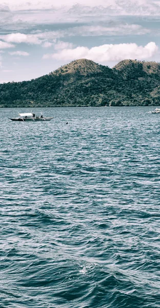 Desde un barco en hermosa costa panorámica mar y roca —  Fotos de Stock