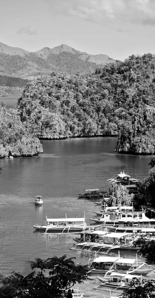 Blick von einer Klippe auf die wunderschöne paradiesische Bucht — Stockfoto