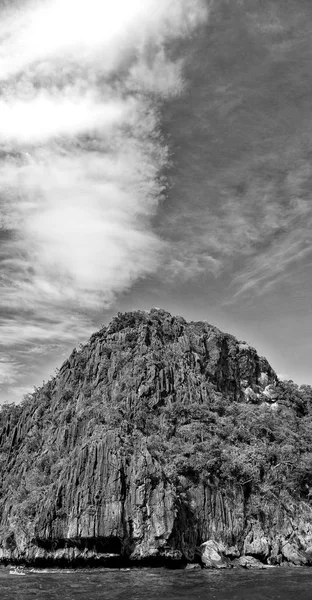 Vista de um penhasco da bela baía do paraíso — Fotografia de Stock