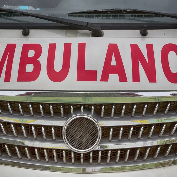 Bonnet av en ambulans begreppet sjukvård — Stockfoto