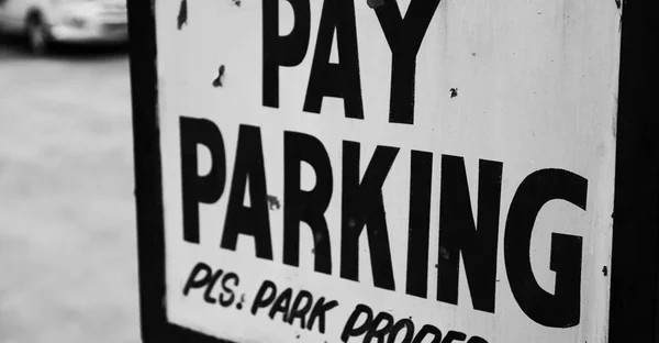 Etiqueta suja velho de sinal de estacionamento — Fotografia de Stock