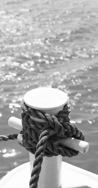 Uma corda em iate barco acessório — Fotografia de Stock