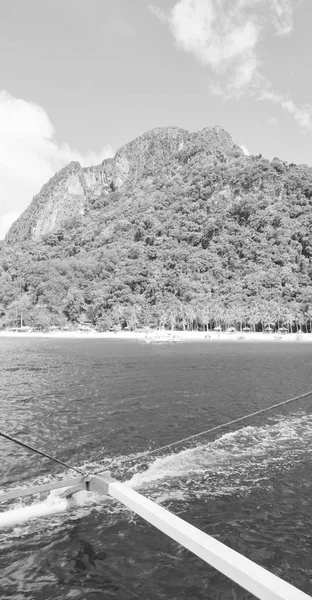 船の船首から島の丘 — ストック写真