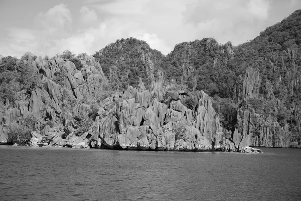 Desde un barco en hermosa costa panorámica mar y roca —  Fotos de Stock