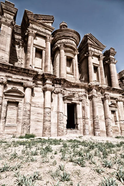 El sitio antiguo de petra en Jordania el monasterio — Foto de Stock