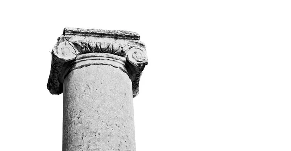 La colonna antica e il sito archeologico patrimonio classico — Foto Stock