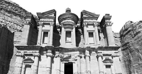 O sítio antigo de petra na Jordânia o mosteiro — Fotografia de Stock