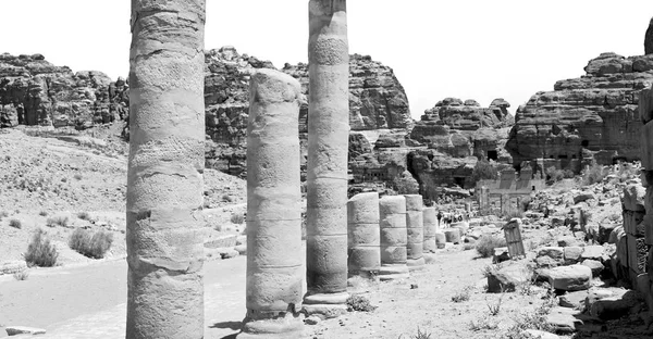 A rua antiga cheia de colunas e patrimônio — Fotografia de Stock