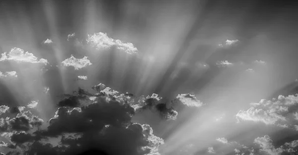 Am leeren Himmel viele Wolken — Stockfoto