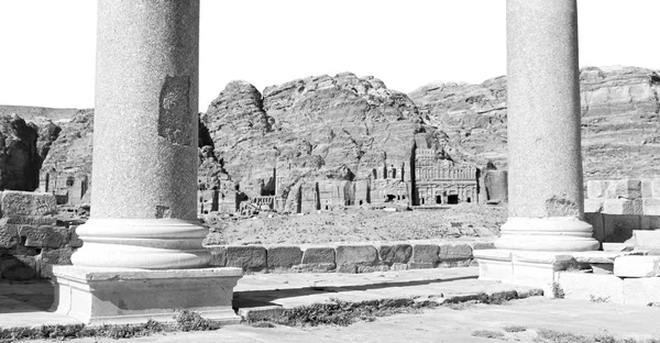 A vista dos monumentos das ruínas da igreja — Fotografia de Stock