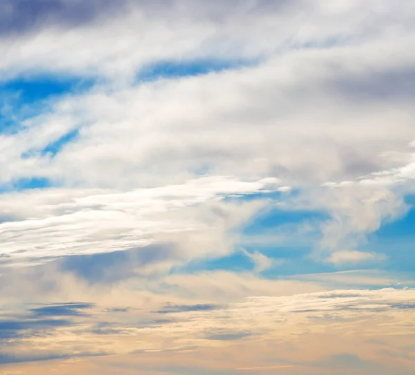 Im wolkenverhangenen Himmel und im leeren Raum — Stockfoto