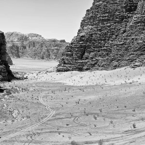 En la arena del desierto y destino de aventura de montaña — Foto de Stock