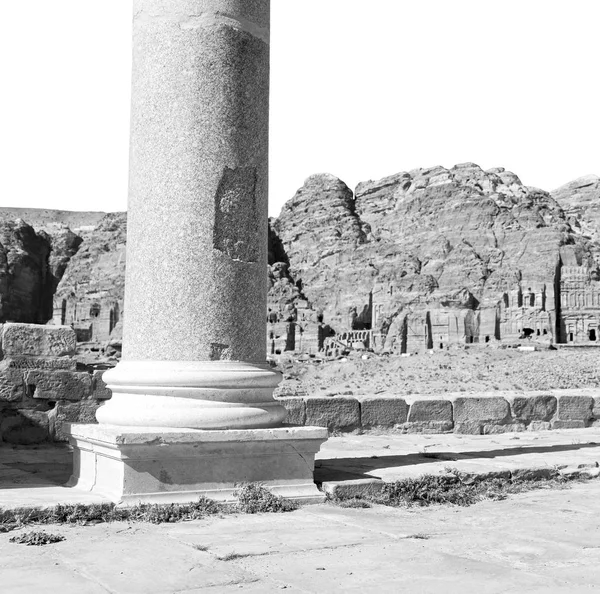 Utsikten over monumentene fra kirkeruiner – stockfoto