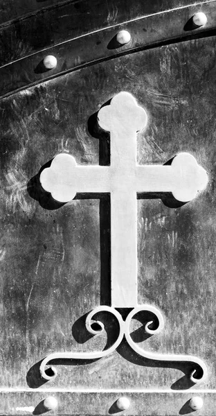 En la puerta una cruz como fondo — Foto de Stock