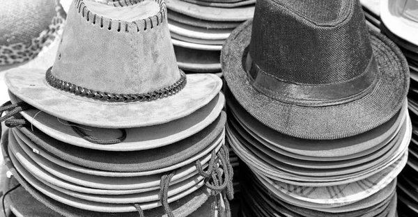 I en gammal marknad-massor av colorated hattar — Stockfoto