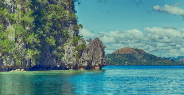 Visa från en klippa av vackra paradise bay — Stockfoto