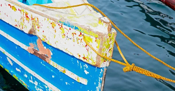 Velho proa suja de um barco no porto como resumo — Fotografia de Stock