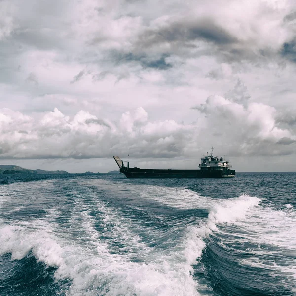 Näkymä veneestä ja Tyynenmeren rannalta — kuvapankkivalokuva