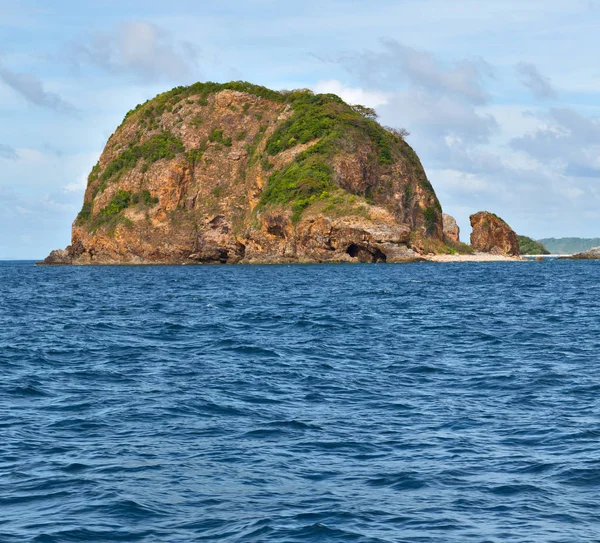   Tekne ve Pasifik Okyanusu görünümünden   