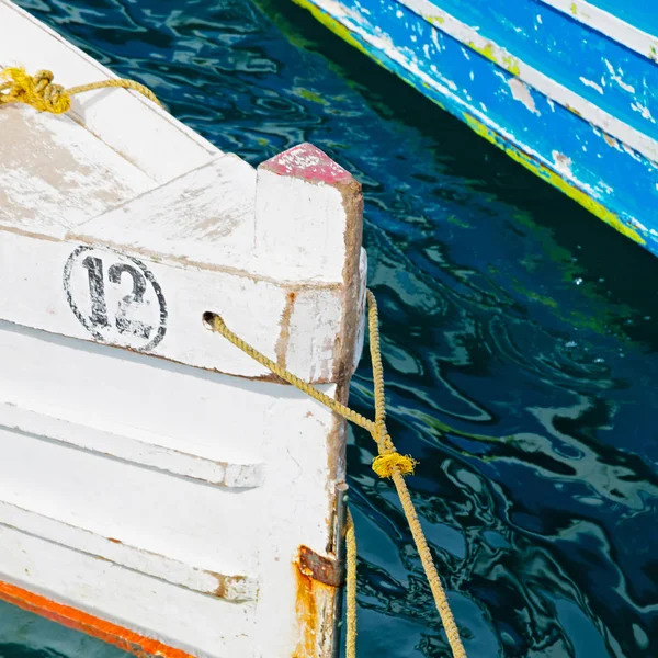 Старый грязный нос лодки в порту, как абстрактный — стоковое фото
