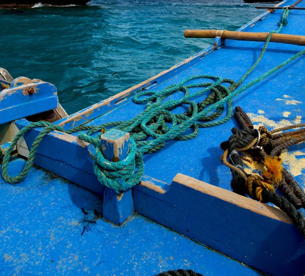 View of the island hill from the prow of a boat — Stock Photo, Image