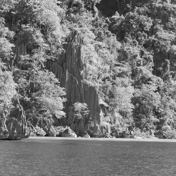 Vom Boot aus in wunderschöner Panoramaküste Meer und Felsen — Stockfoto