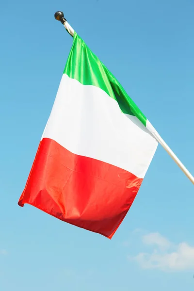 Italienska viftande flagga i gratis himlen — Stockfoto