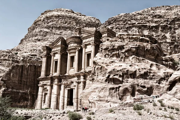 O sítio antigo de petra na Jordânia o mosteiro — Fotografia de Stock