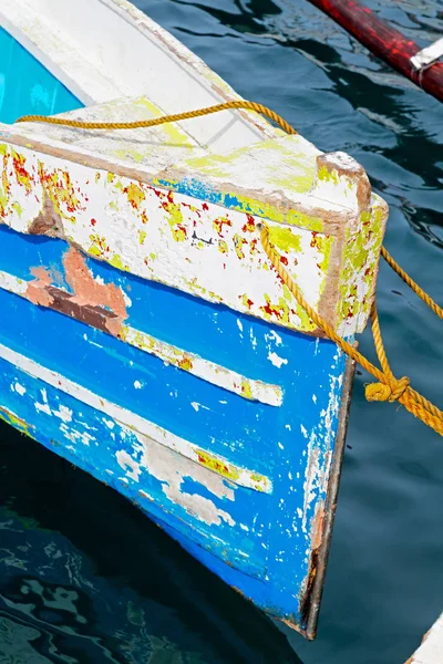 Vecchia sporca prua di barca nel porto come astratta — Foto Stock