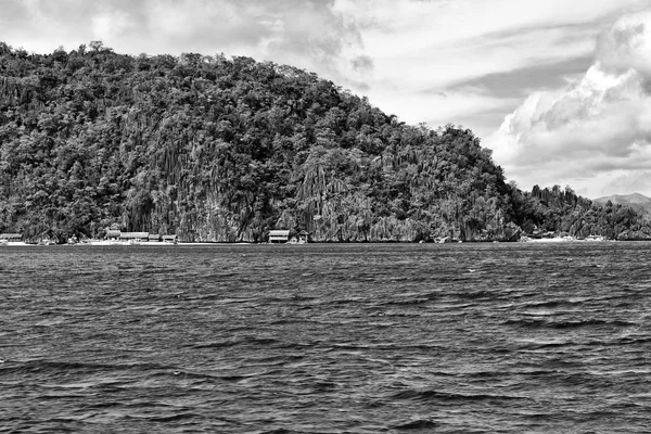 Bir tekne güzellikler kıyı şeridi deniz ve rock — Stok fotoğraf