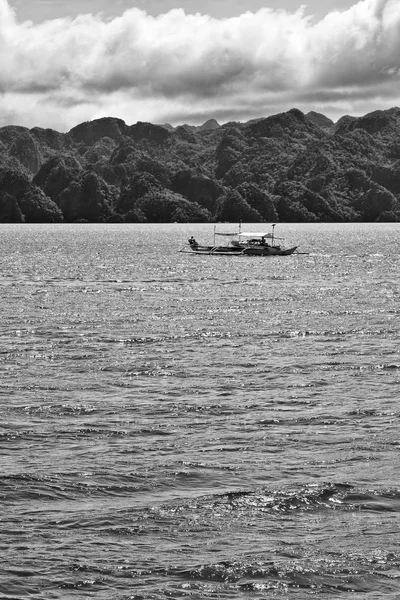 De um barco em belo panorama litoral mar e rocha — Fotografia de Stock