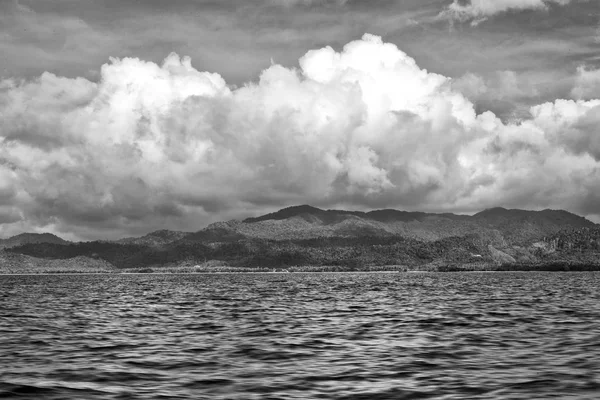 美しいパノラマ海岸線海と岩のボートから — ストック写真