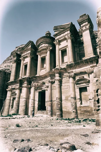 El sitio antiguo de petra en Jordania el monasterio — Foto de Stock