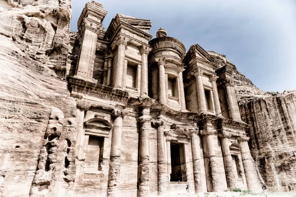 El sitio antiguo de petra en Jordania el monasterio — Foto de Stock