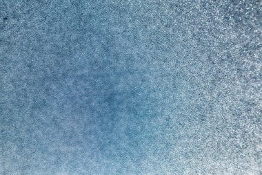 yağmurdan sonra arabada bazı damla su 