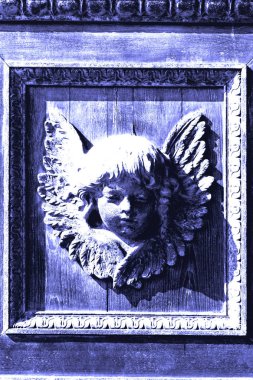 antika ahşap eski kapı dokusuna melek görünümünü kapat 