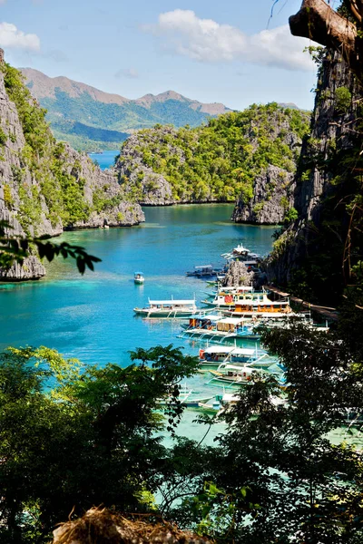 Visa från en klippa av vackra paradise bay — Stockfoto