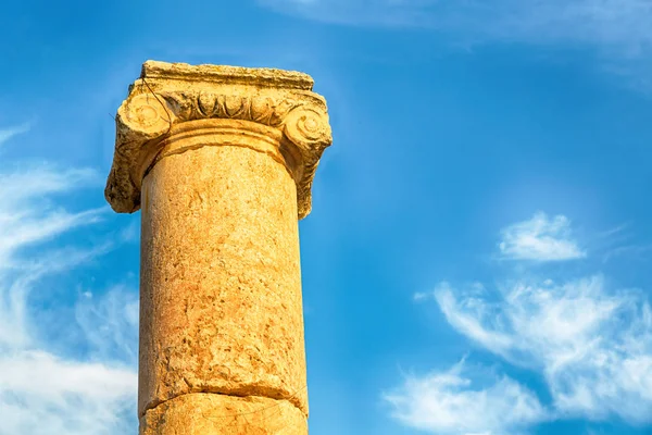 Античная колонна и археологические памятники классического наследия — стоковое фото