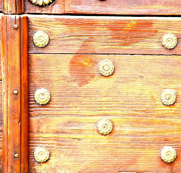 Abstraktní mosaz rezavé hnědých klepadlo dveře crenna gallarate Itálie — Stock fotografie