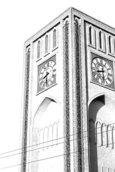 Em iran torre relógio antigo — Fotografia de Stock